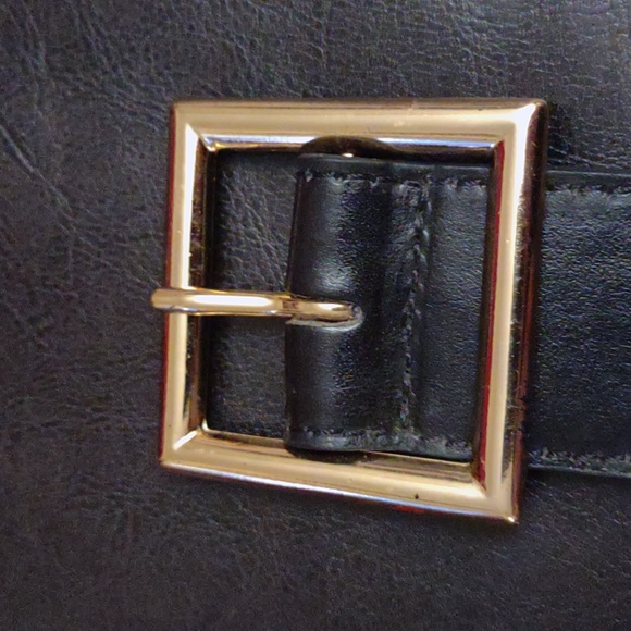 Vintage C C Skye black leather belt with gold circle design - Picture 5 of 6